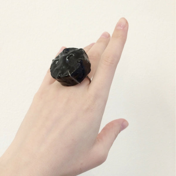 Minimal Big Black Cake Ring