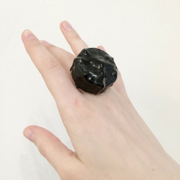 Minimal Big Black Cake Ring